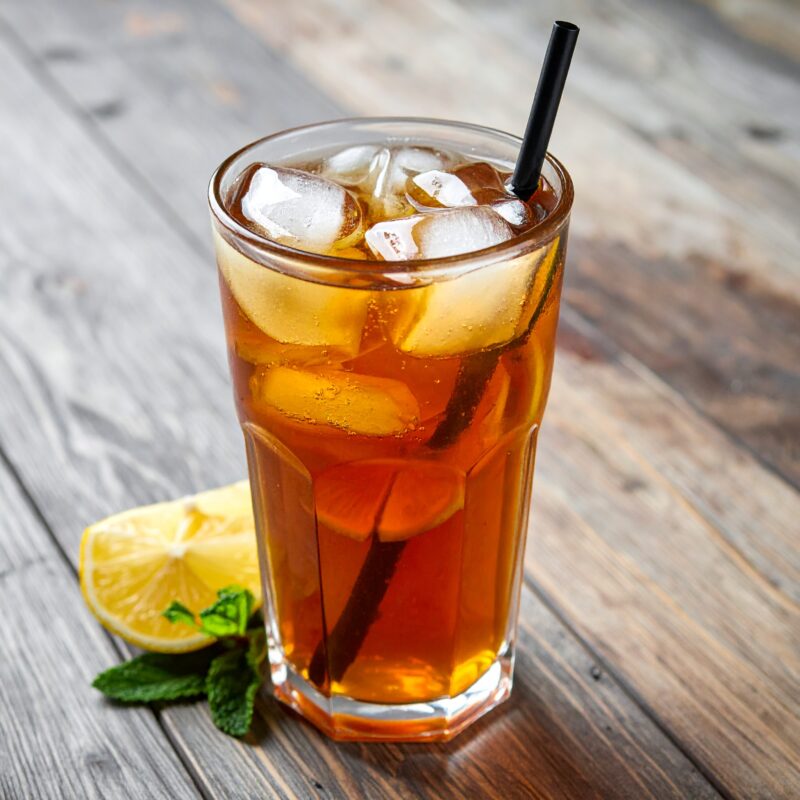 Firefly un verre de ICE TEA avec une paille. sur une table 83451